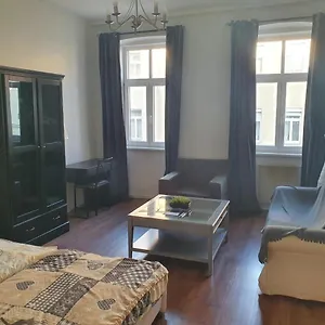 Spacious Near The Center Apartment Wien
